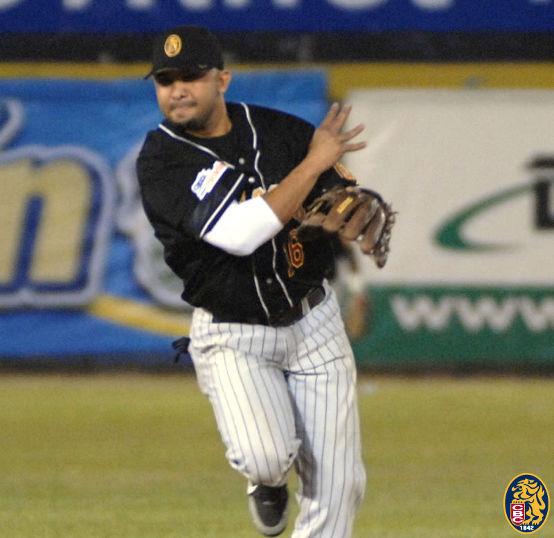 Infielder realizando un tiro